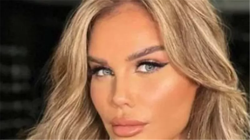 أناقة نيكول سابا في 2026: كيف جمعت بين الجينز الكاجوال وفخامة الفرو البني؟