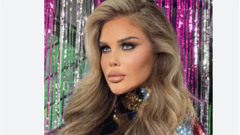 لمسات الفوشيا اللامع: كيف قلبت نيكول سابا موازين التنسيق؟
