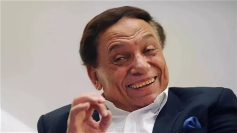 أشرف زكي يتوعد مروجي الشائعات: عادل إمام يتمتع بصحة جيدة في منزله