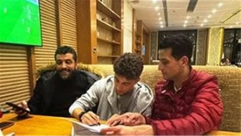 شاهد.. أحمد الفاخوري يوقع عقود انضمامه لبيراميدز