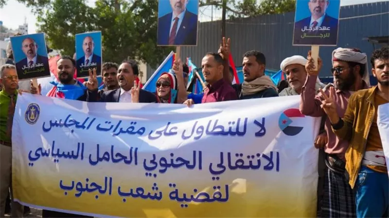 شعب الجنوب يكسر قرار الإغلاق.. الجمعية العمومية للانتقالي تفتح أبوابها بإرادة جماهيرية (صور)