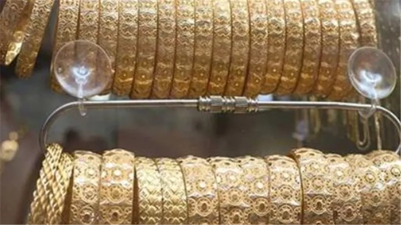 الذهب يفتتح الأسبوع عند 5000 دولار.. قراءة في أسعار عيار 24 و18 والجنيه الذهب