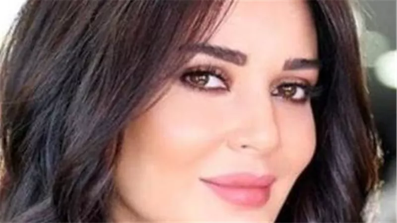 سر المكياج الترابي والمجوهرات الفخمة في إطلالة سيرين عبدالنور الأخيرة بالعراق