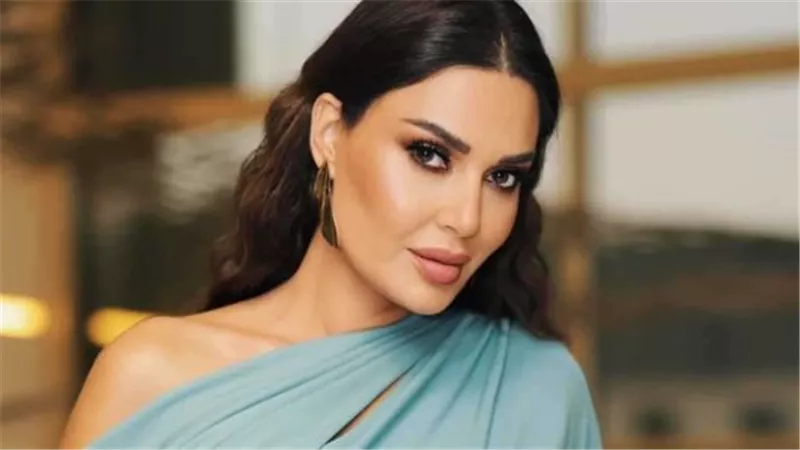 سيرين عبدالنور بفستان يجمع بين المخمل والدانتيل.. تفاصيل إطلالة العراق المثيرة
