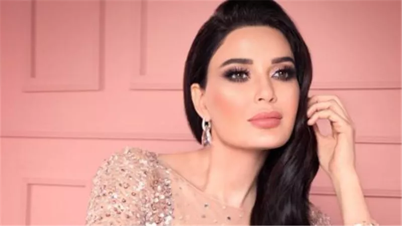 أناقة لبنانية في بلاد الرافدين.. سيرين عبدالنور تتألق بمجوهرات ديفا وحذاء ذهبي