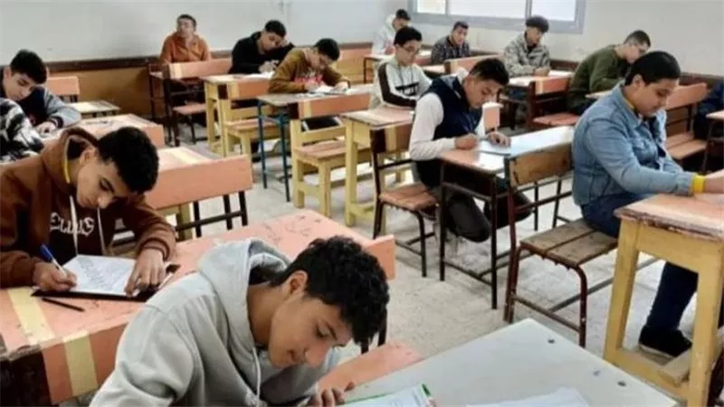 محافظ المنيا يهنئ أوائل الشهادة الإعدادية ويوجه رسالة شكر للمعلمين والإداريين