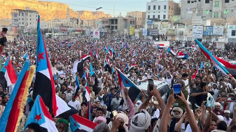 حضرموت تقول كلمتها: نعم للاستقلال ونعم للزبيدي.. ولا اعتراف بقرارات حل المجلس الانتقالي