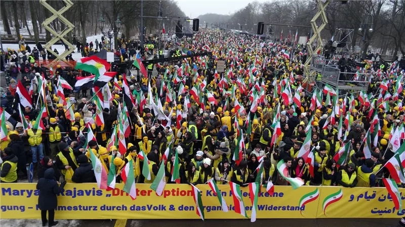 برلين تحت الثلج.. 100 ألف متظاهر يهتفون 