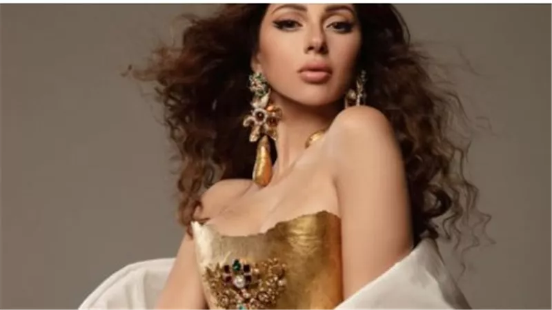 ميريام فارس تتألق بمجوهرات ذهبية وتصميم كورسيه في أحدث ظهور لها بالسعودية