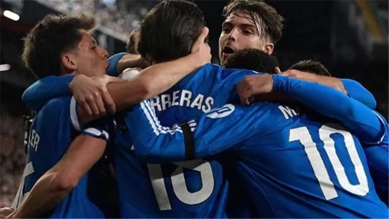 بعيدًا عن عدسات الكاميرات.. نجوم ريال مدريد يجتمعون في الفجر لإنقاذ الموسم