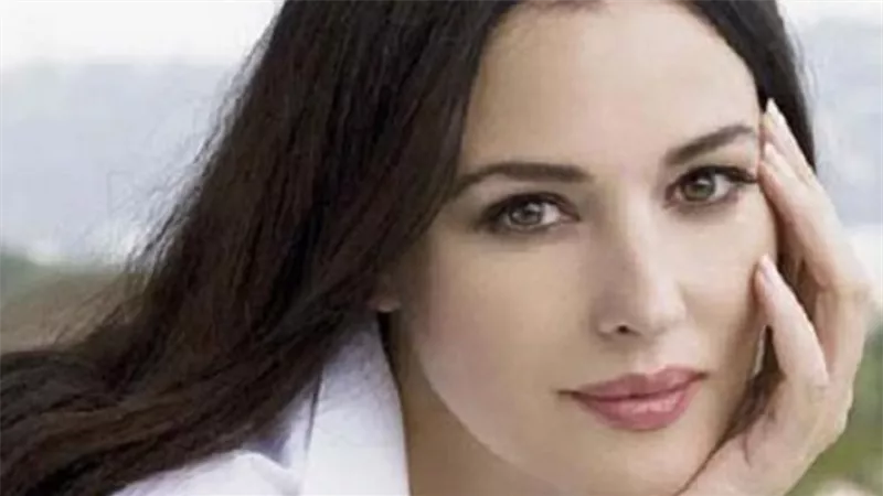 مونيكا بيلوتشي.. الانطلاقة في عالم الأزياء: من 