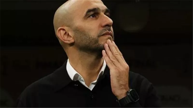 عرض مغرٍ من عملاق الدوري الفرنسي يضع وليد الركراكي في ورطة مع الجامعة المغربية