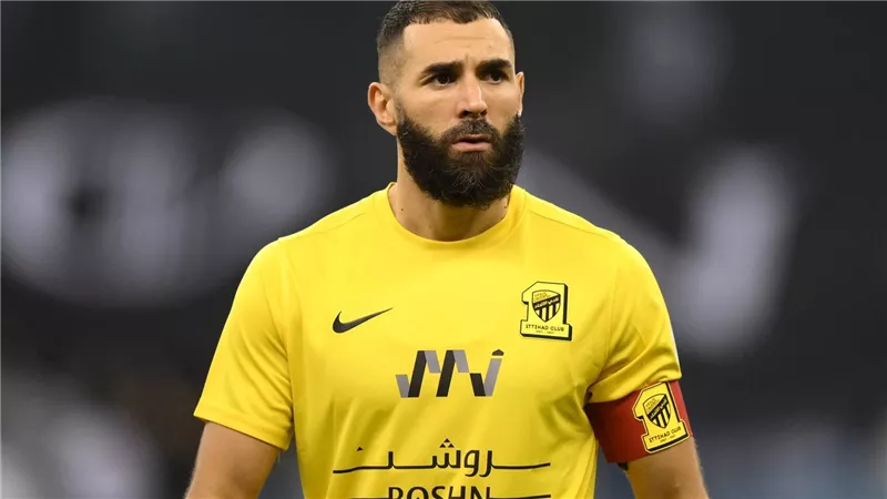 شاهد.. كواليس حصول لاعب الاتفاق على قميص بنزيمة