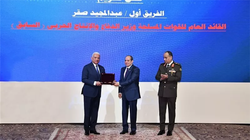 الرئيس السيسي يقرر تعيين الفريق أول عبدالمجيد صقر مساعدًا لرئيس الجمهورية