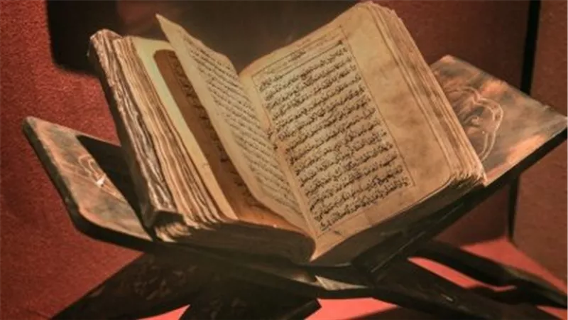 القرآن الكريم كاملًا بالرسم العثماني: رحلة عبر تاريخ تدوين المصحف الشريف