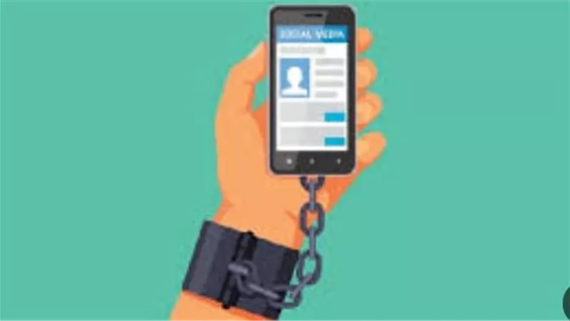 تطبيقات التواصل الاجتماعي وساعات الصيام.. كيف تتجنب استنزاف طاقتك الذهنية؟