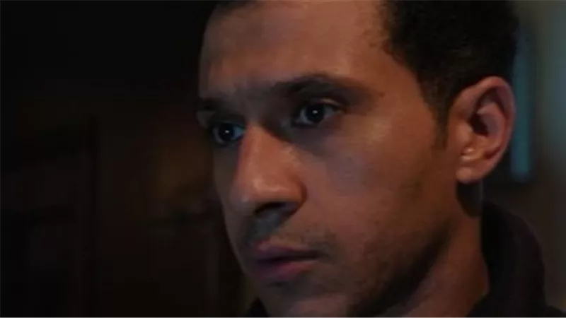 هشام هلال ينسج خيوط الغموض في 