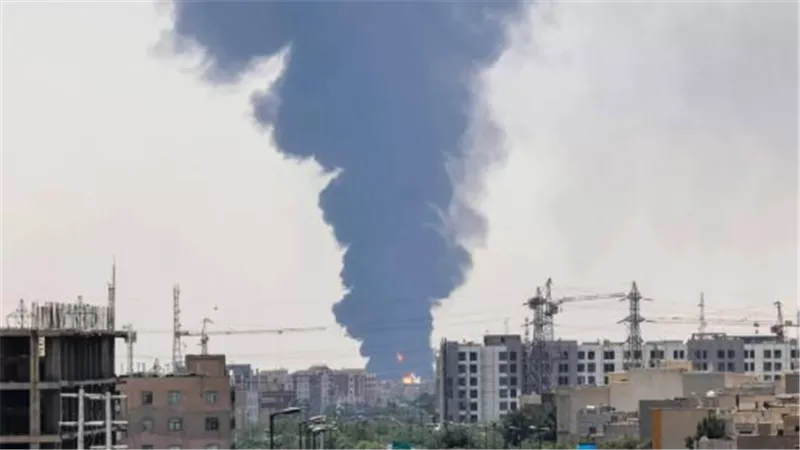 دخان كثيف في شارع باستور.. ماذا استهدفت إسرائيل في هجومها المفاجئ على طهران؟