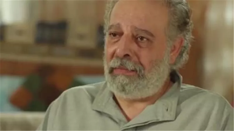 رحيل فارس المسرح.. أسرة ياسر صادق تستقبل المعزين بوسط البلد عقب صلاة العشاء