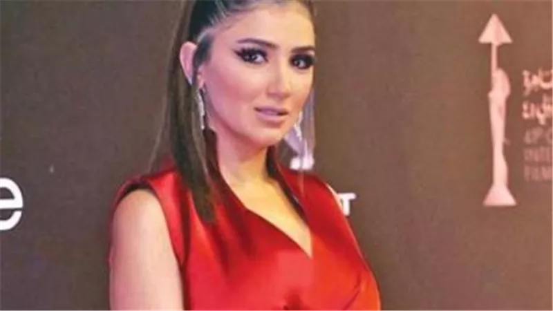 نجوم الفن يواسون مي عمر في مصابها الأليم.. لقطات من جنازة عمر بدر أبو هاني