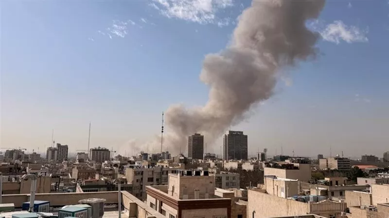 بينما الصواريخ تضرب تل أبيب.. طائرة نتنياهو تغادر الأجواء وأنباء عن نقل خامنئي لمكان آمن