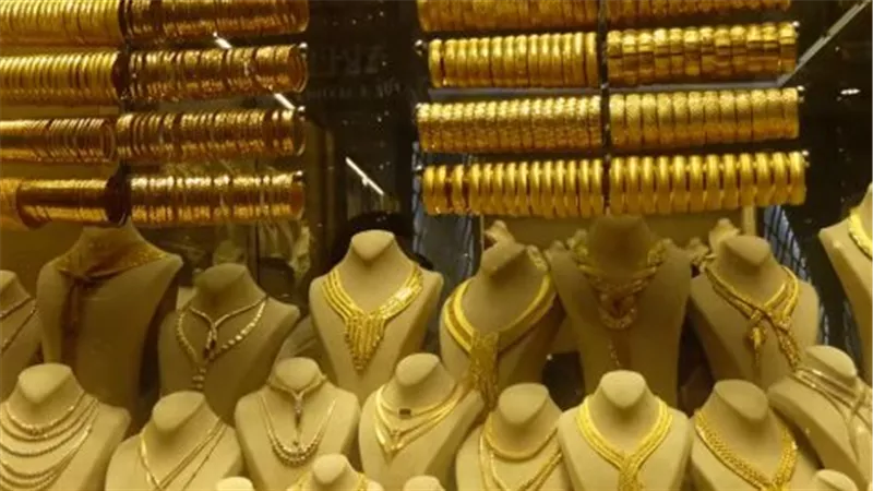 تعرف على آخر تطورات سعر الذهب.. عيار 18 بـ6360 جنيها