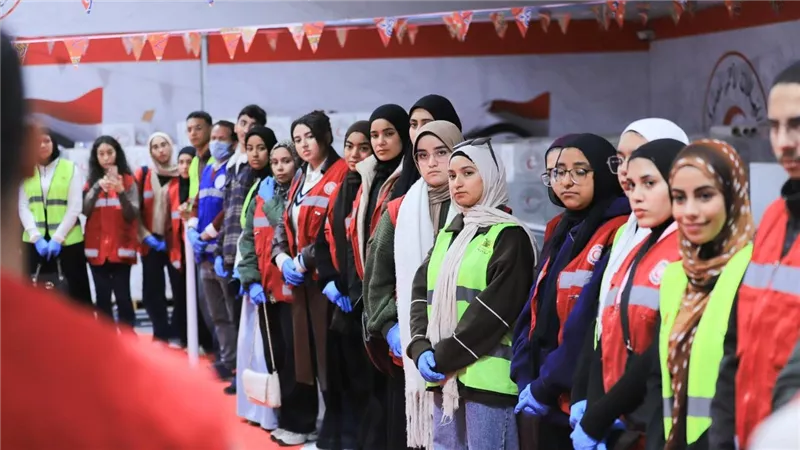 طلاب جامعة القاهرة يشاركون في تجهيز قافلة 