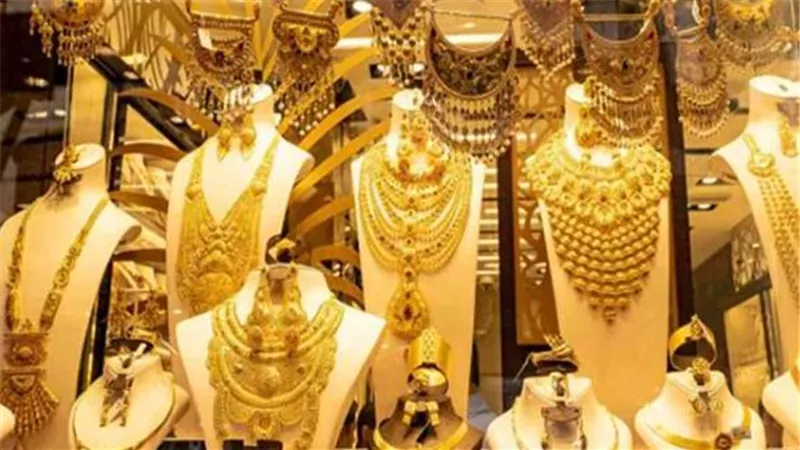 عيار 24 يكسر حاجز الـ 8300 جنيه.. تقرير شامل عن أسعار الذهب بمصر