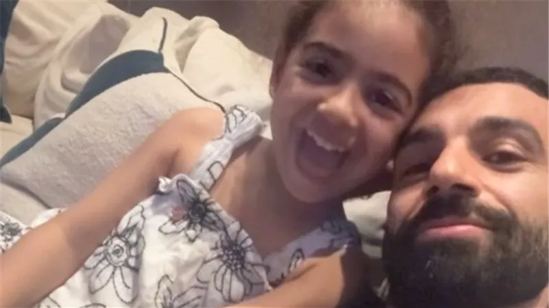 براءة ومرح.. أجمل لحظات محمد صلاح مع صغيرته في فيديو خاص