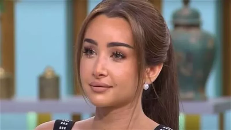 سر جمال هنا الزاهد في أحدث ظهور.. مكياج هادئ وشعر كيرلي يخطف الأنظار