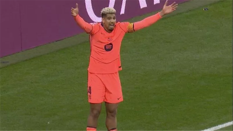 انفجار أراوخو.. مدافع برشلونة يفتح النار على الحكم بعد السقوط أمام نيوكاسل