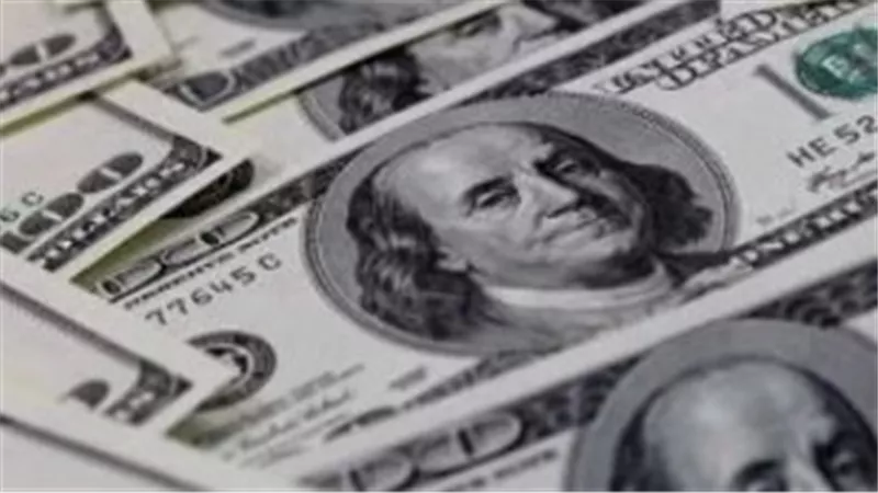 خبير مصرفي يكشف أسرار تحركات الدولار: وفرة في العملة الصعبة ولا عودة للسوق السوداء