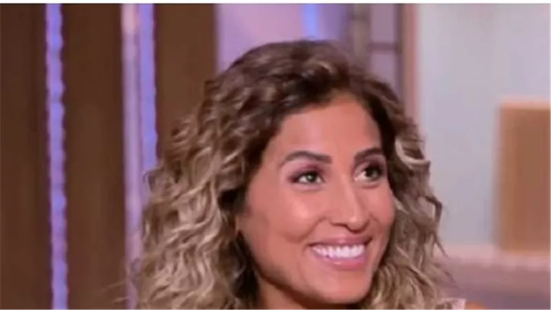 مسيرة الفنانة دينا الشربيني: بين الموهبة الفذة والمواقف الإنسانية المثيرة