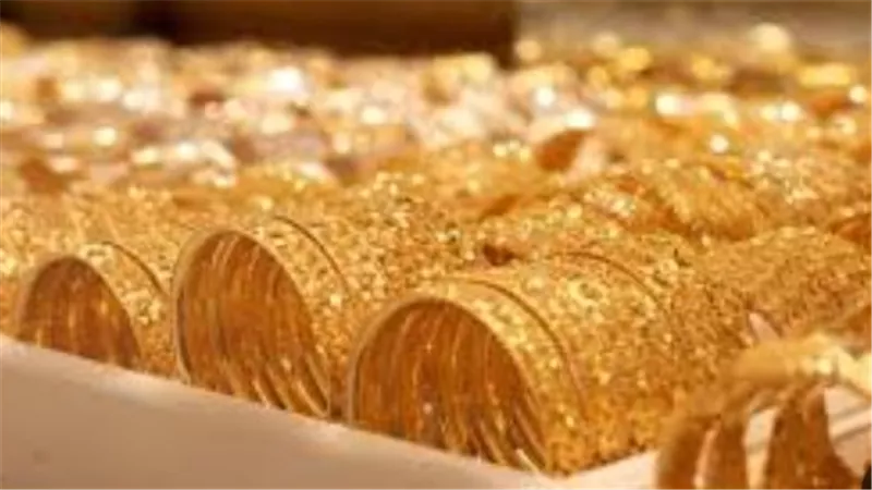 الذهب يواصل الهبوط.. كيف أثر صعود الدولار على أسعار المعدن الأصفر بمصر؟
