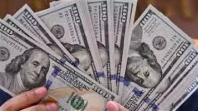 الدولار يكسر حاجز 52 جنيهًا.. تحديثات أسعار الصرف في مصر اليوم
