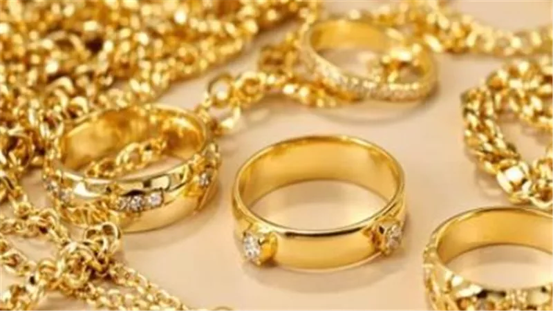 الذهب في مواجهة الدولار.. لماذا ارتفع المعدن الأصفر في مصر رغم تراجعه عالميًا؟