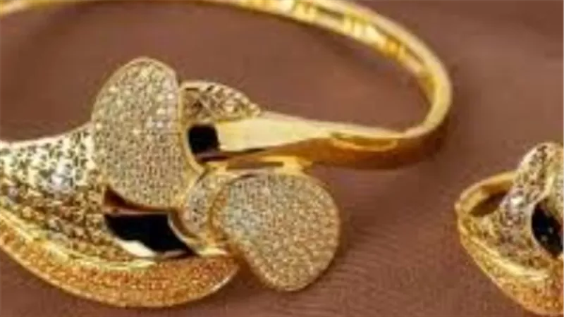 استثمار الذهب في زمن الأزمات.. كيف يحمي المصريون مدخراتهم مع وصول الدولار لـ 53 جنيهًا