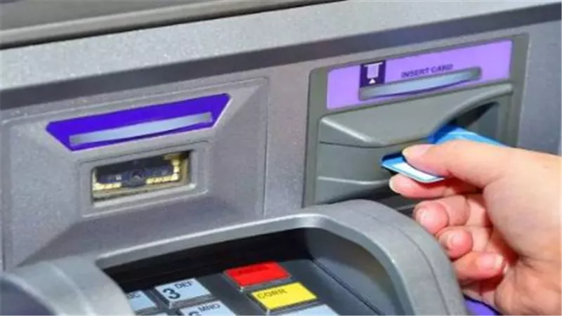 تجنب الرسوم الإضافية.. قائمة تكلفة السحب من البنوك لغير العملاء في العيد