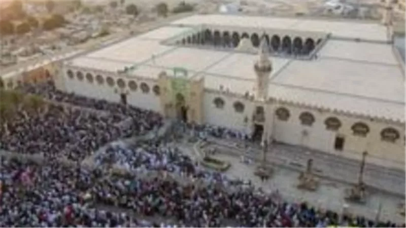  تكبيرات العيد تهز أرجاء مسجد عمرو بن العاص العريق في القاهرة