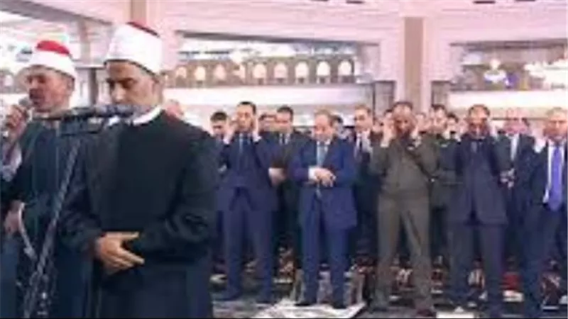 السيسي يشارك الشعب المصري فرحة عيد الفطر من قلب مسجد الفتاح العليم بالعاصمة