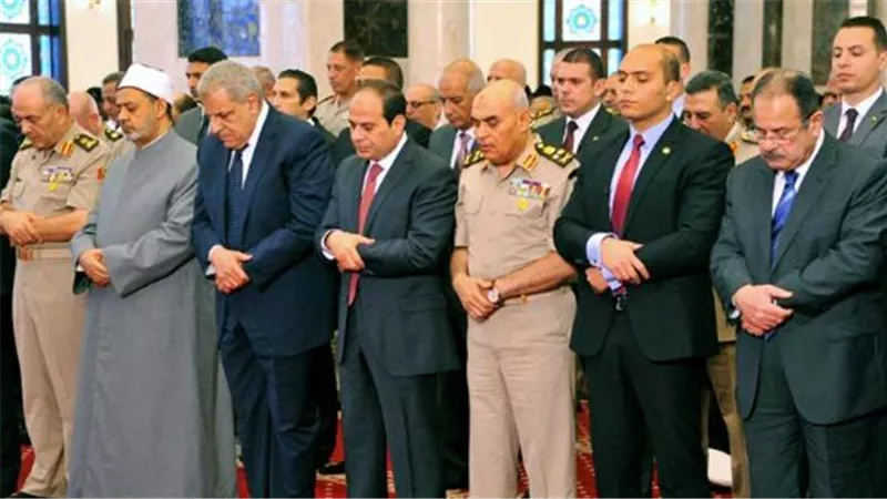 الرئيس السيسي ورئيس الوزراء يؤدون صلاة عيد الفطر المبارك بمسجد الفتاح العليم