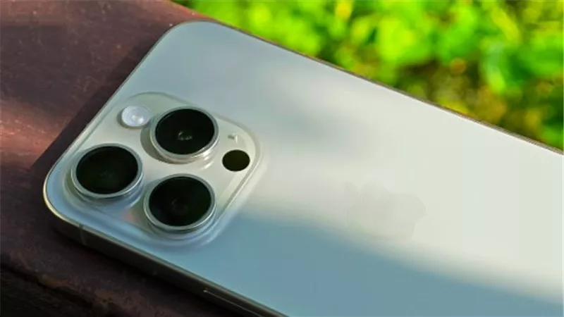 تسريب جديد يكشف عودة اللون الفضى إلى iPhone 18 Pro