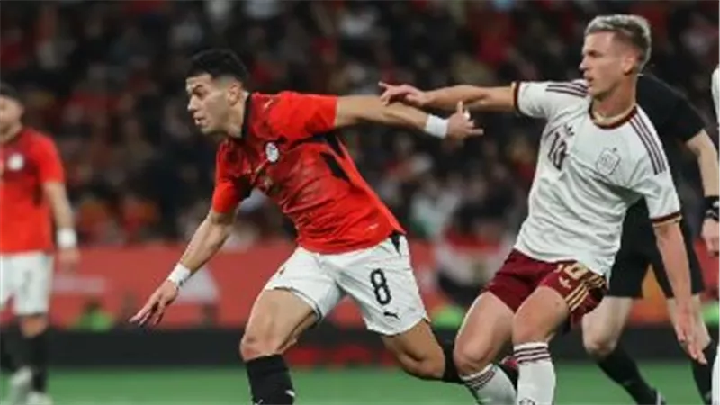 مصر تُجبر إسبانيا على التنازل عن الصدارة لفرنسا في مباراة للتاريخ