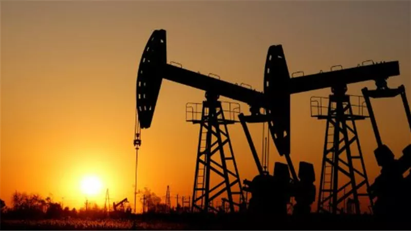 النفط والسياسة: رحلة البرميل من مستويات 2022 القياسية إلى صراعات النفوذ في الخليج العربي