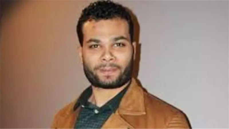 الصدفة والمواقع الاجتماعية: محطات فاصلة في علاقة أحمد عبد الله محمود بزوجته