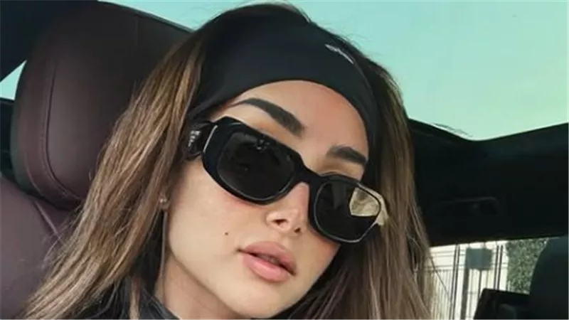 أيقونة الجمال والموضة.. هنا الزاهد تبهر متابعيها بجمال طبيعي من عاصمة النور باريس