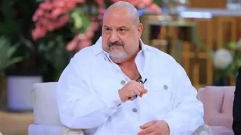 تفاصيل إنسانية مبكية: كيف عاش خالد الصاوي مشاعر الأب لأول مرة في الثمانينيات؟