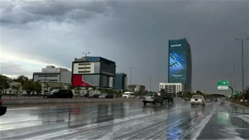 تقرير الأرصاد: جريان السيول وزخات البرد تهدد الرياض ومكة والشرقية