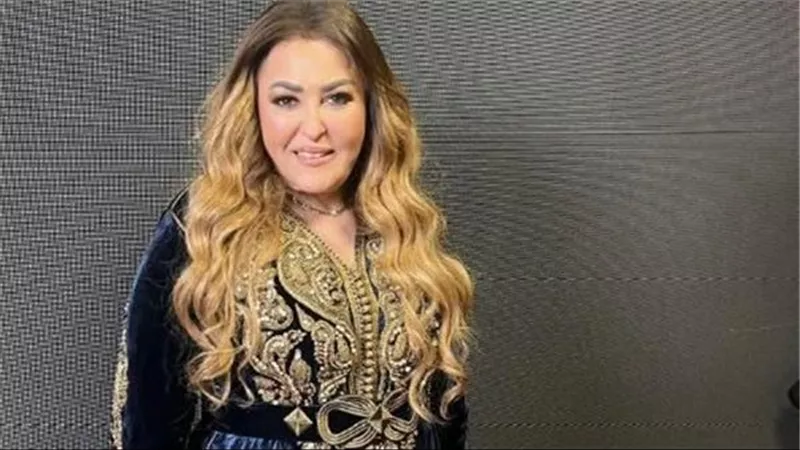 نهال عنبر تسحر الأنظار بالقفطان المغربي الأزرق في حفل 