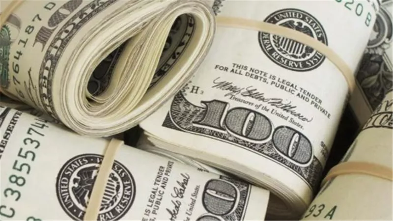 الأخضر يتألق بهدوء.. أسعار الدولار في البنك المركزي والبنوك الخاصة اليوم 16 أبريل